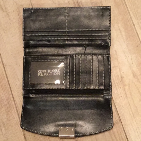 Kenneth Cole Reaction Wallet - Picture 5 of 7